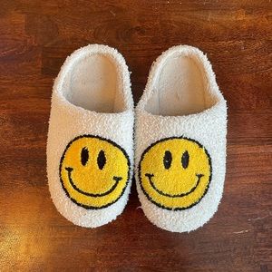 Smiley Face Slippers - Size 43-44